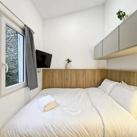 Convenient Inside Near Metro And Stores Lejlighed