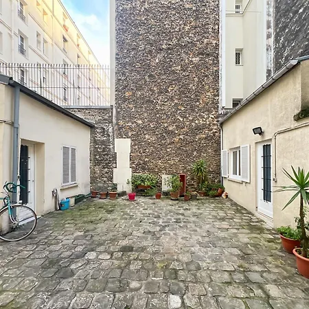 In Montmartre Area Near Metro & Shops 巴黎