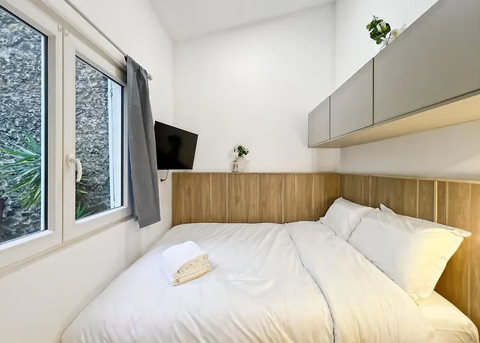 Convenient Inside Near Metro And Stores Апартаменты