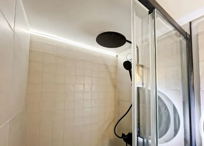 Convenient Inside Near Metro And Stores *