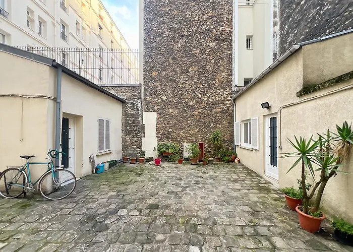 Convenient Inside Near Metro And Stores Paris